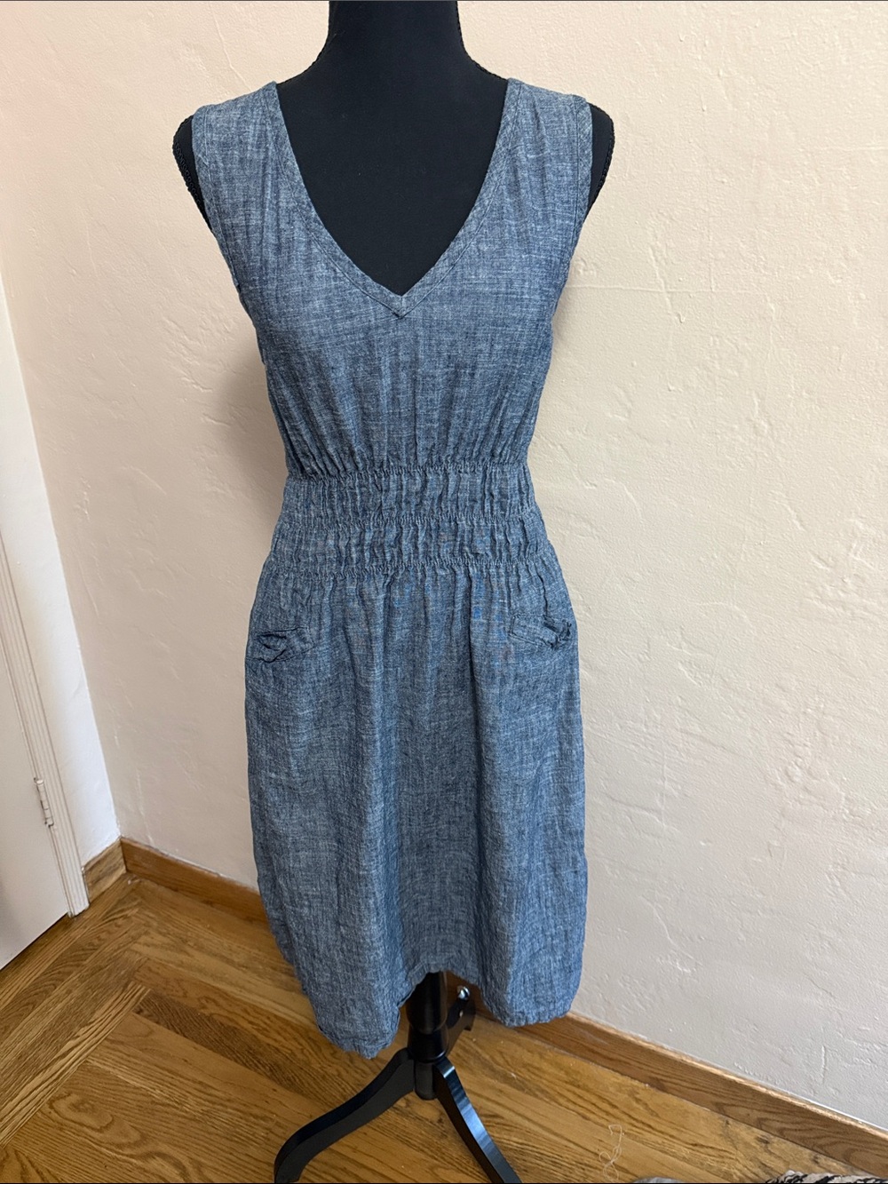 Sleeveless V-Neck Chambray Dress in Blue